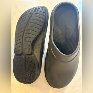 Oofos Black Clogs Men Size 5/Women Size 7